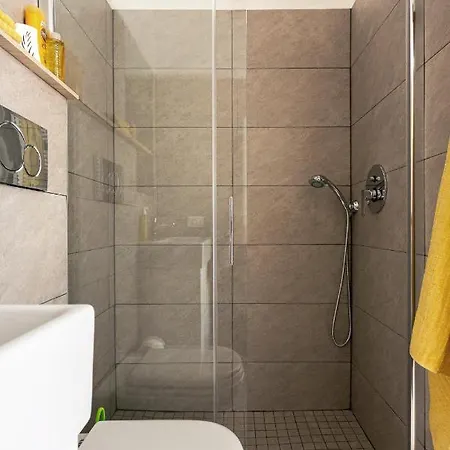 A Yellow Touch - Modern In Isola Lejlighed *