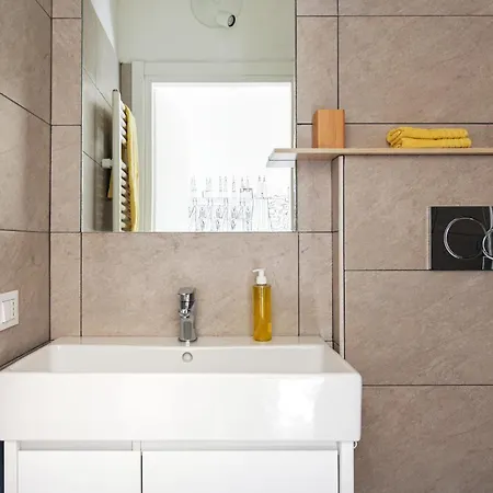 A Yellow Touch - Modern In Isola * 밀라노